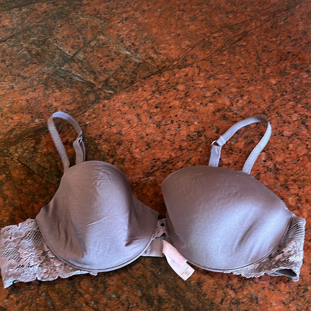 Victoria’s Secret Angel Lace Demi Bra IPEX
Full Coverage 36C